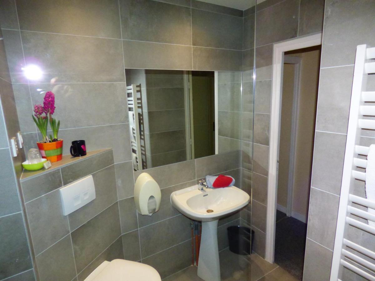 Auberge Des Avenieres เลซาวีแนร์ ภายนอก รูปภาพ